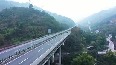 4K航拍中国西部高速公路道路车流车辆行驶视频的预览图